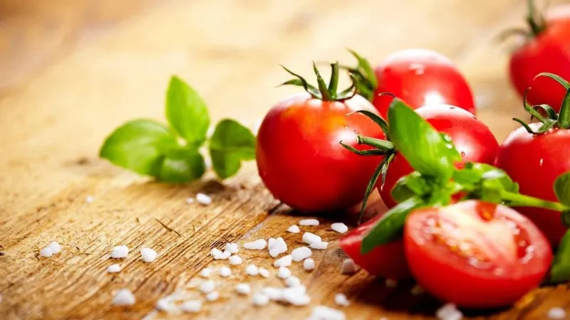 پاک کردن زنگ زدگی با استفاده از گوجه فرنگی و نمک