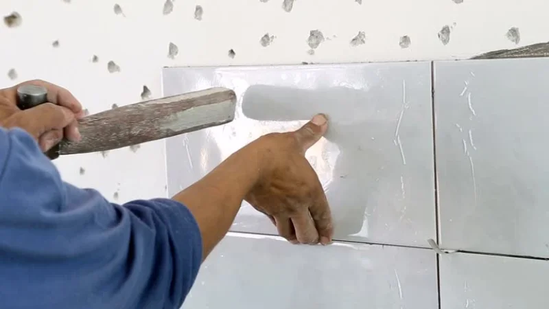 نحوه چسباندن درست کاشی پس از جدا شدن از دیوار