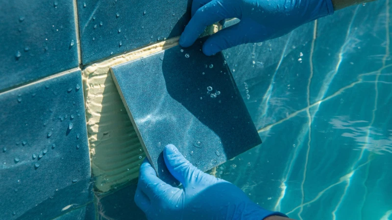 کاربرد چسب اپوکسی ضد آب هنگام نصب کاشی پرسلانی در استخر — محیط کاملاً مرطوب